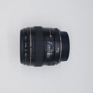 لنز کانن 85mm f1.8 در حد