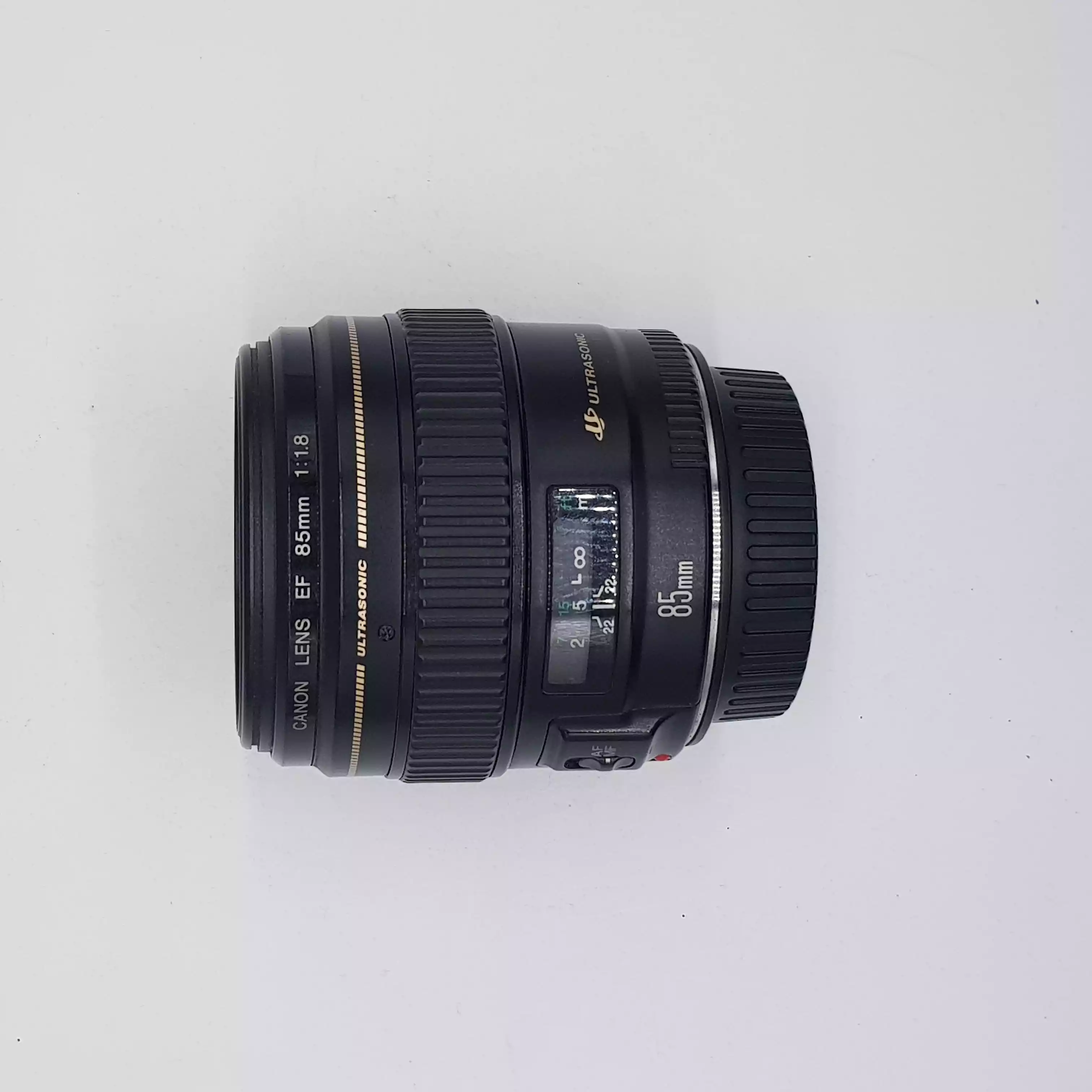 لنز کانن 85mm f1.8 در حد دست دو