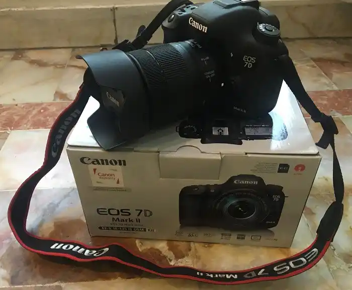 دوربین کنون Canon EOS 7D Mark II کم کارکردUV وWIFI دست دو