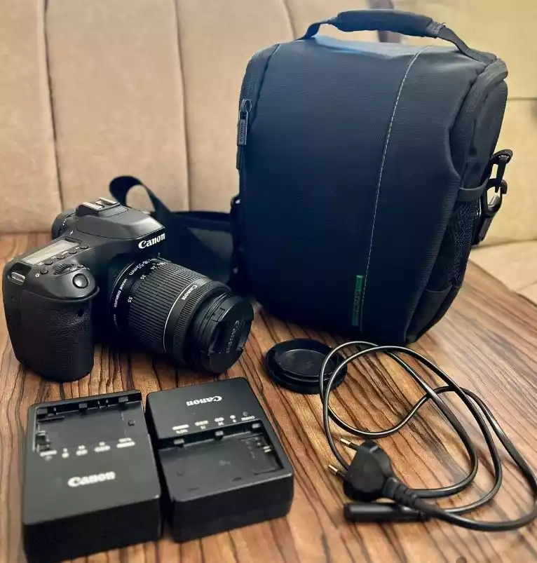 دوربین کنون 80d درحد نو به همراه کیف و شارژر اضافه دست دو