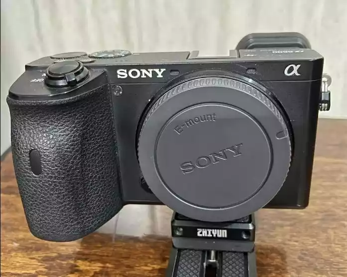 دوربین سونی مدل ۶۶۰۰ دست دو