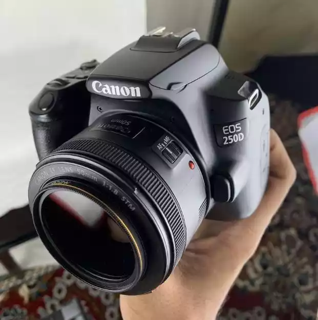 دوربین canon 250d به همراه لنز 24mm دست دو
