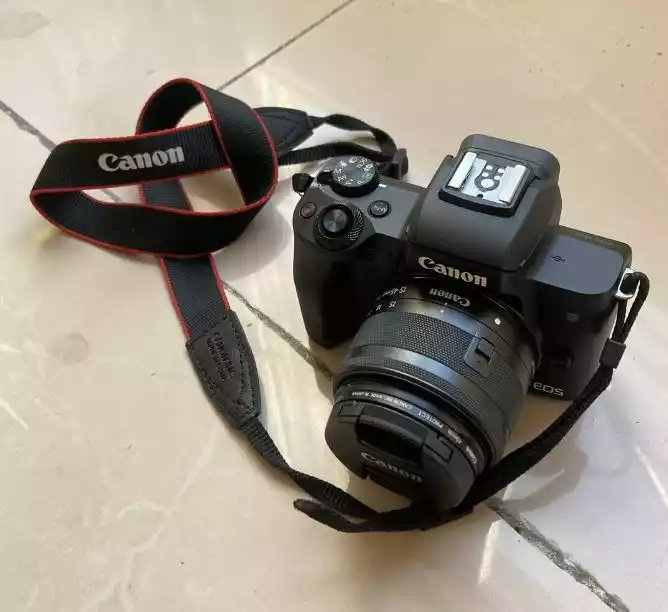 دوربین کنون m50 به همراه لنز ۱۵-۴۵ تمیز دست دو