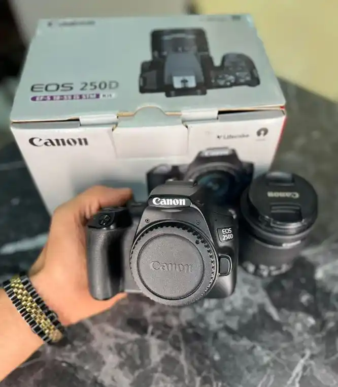 کانن 250D همراه لنز 18-55 stm دست دو