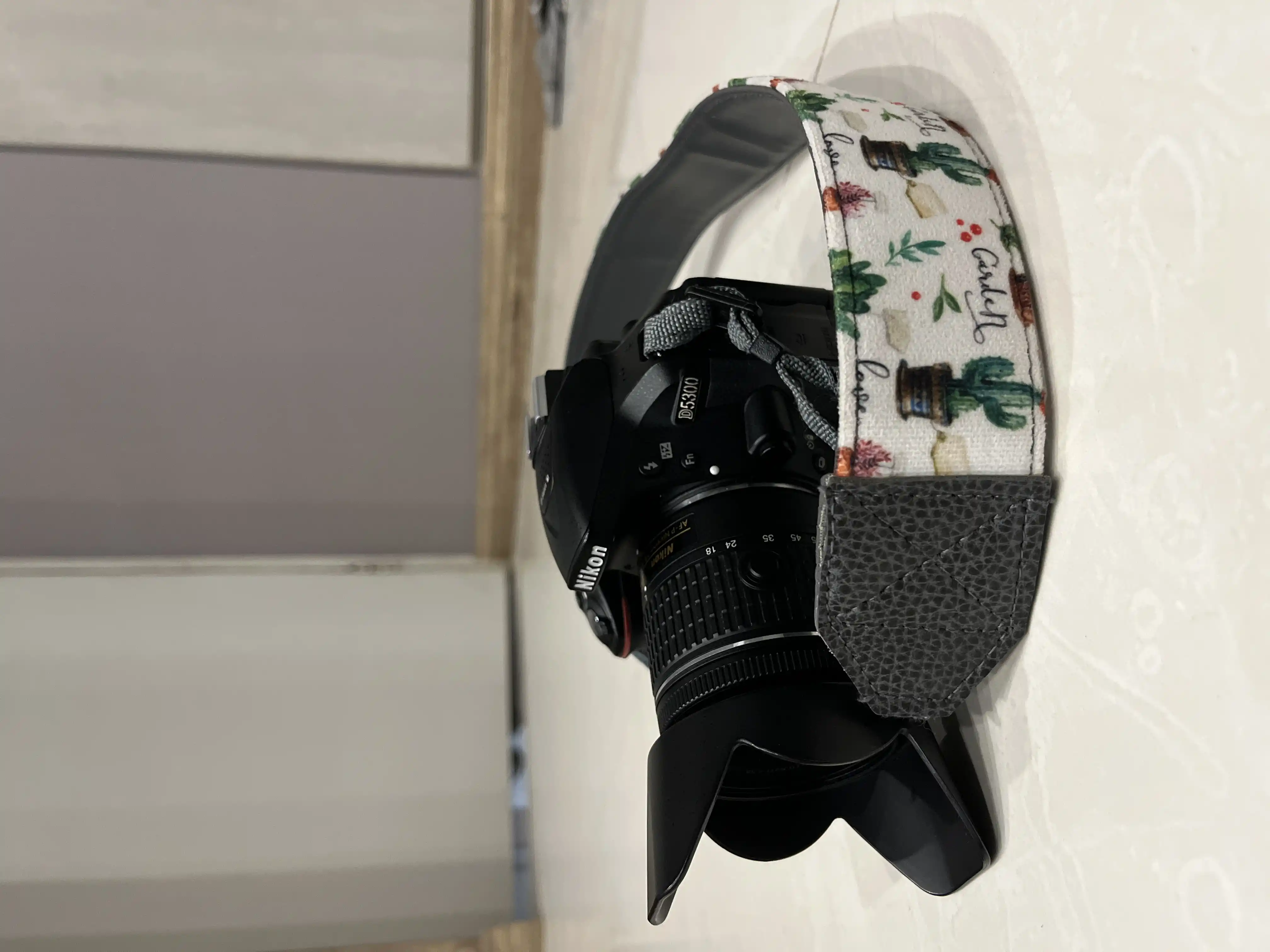 دوریین d5300 نیکون دست دو