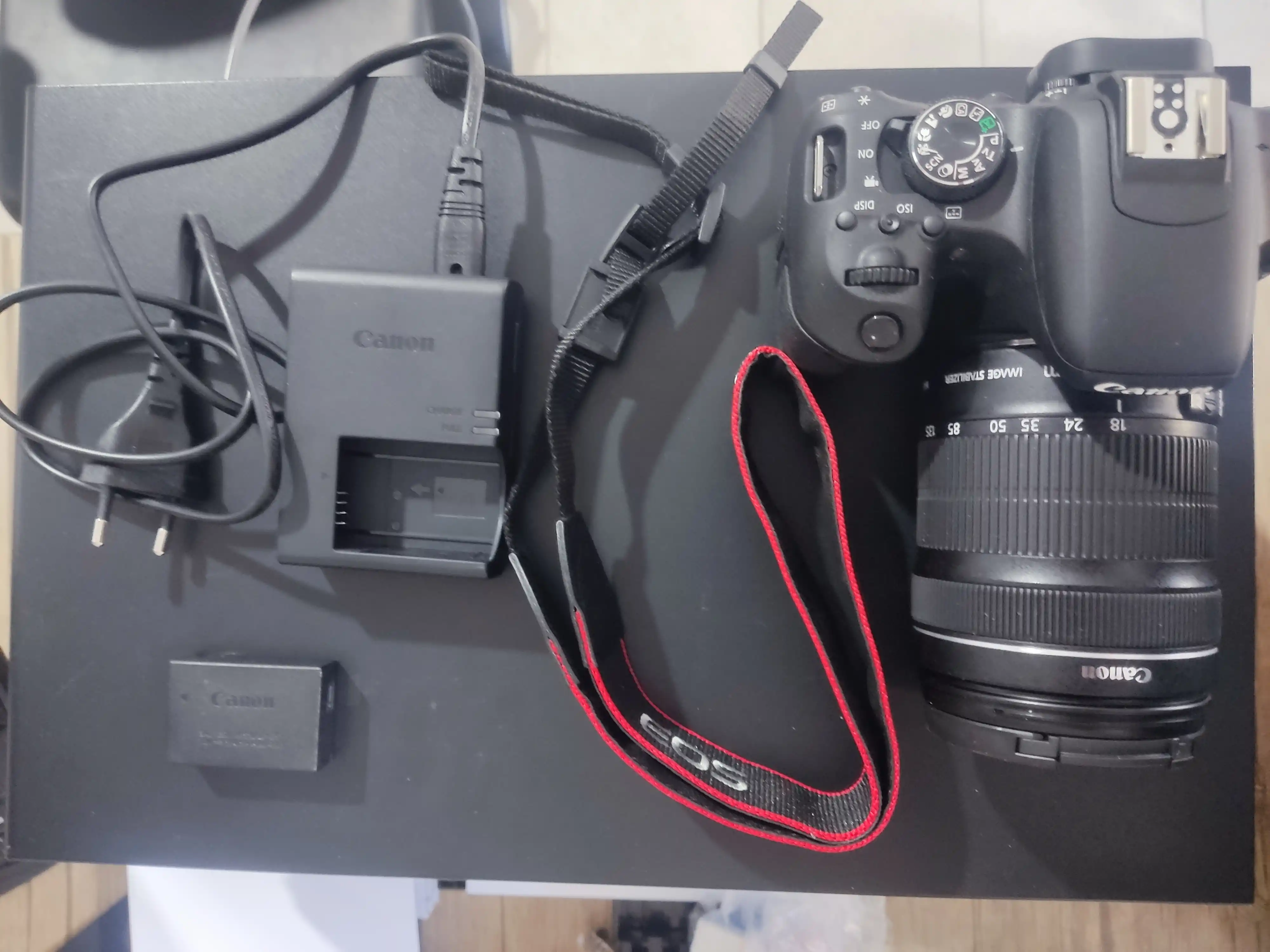 دوربین کنون ۸۰۰ دی با لنز ۱۸ به ۱۳۵ و پایه و رم دست دو