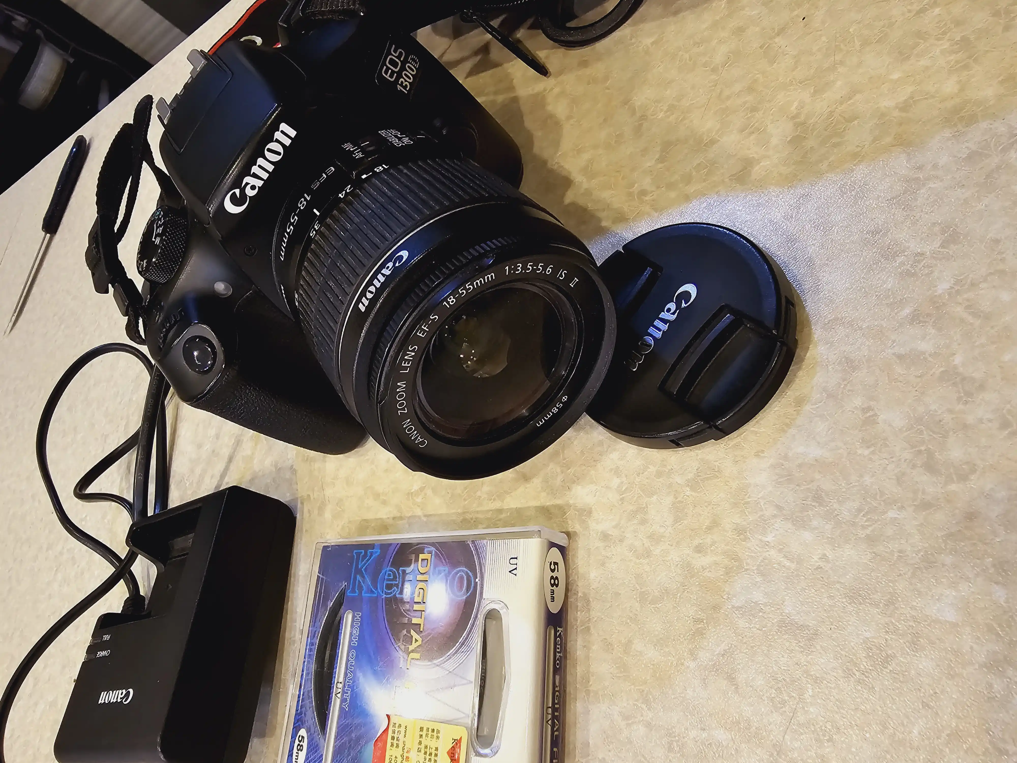 دوربین مبتدی کنون 1300d دست دو