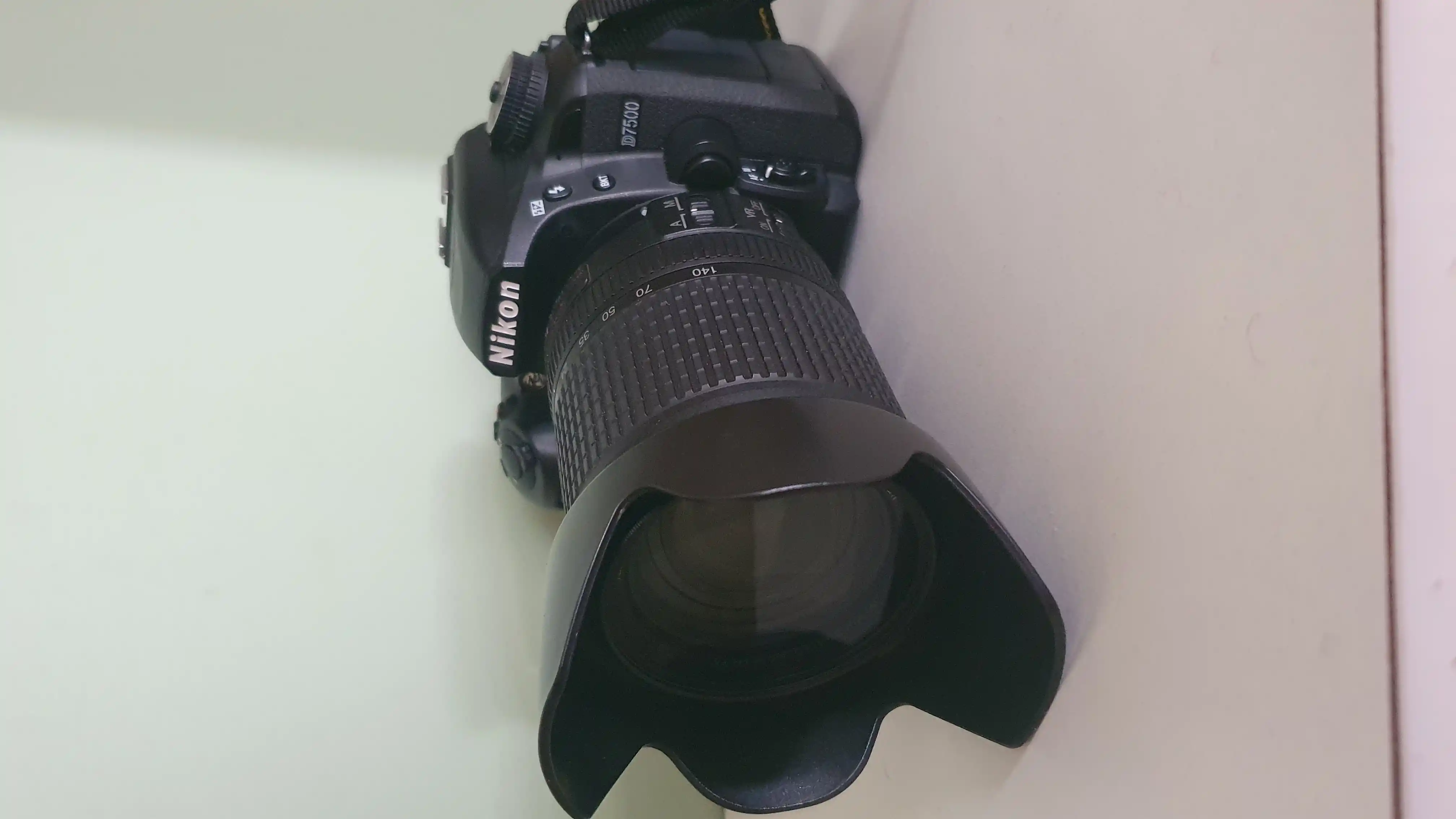 دوربین نیکون ۷۵۰۰ دست دو