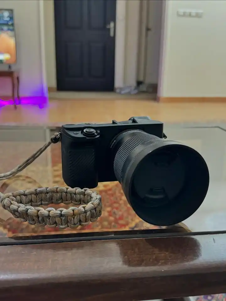 سونی آلفا۶۴۰۰ با لنز ۳۰ سیگما f1.4 دست دو