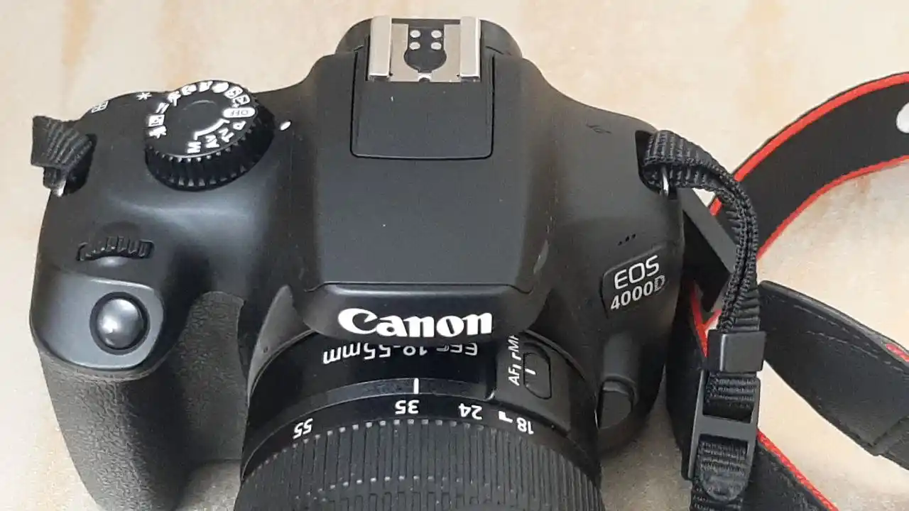 دوربین‌canon4000d دست دو