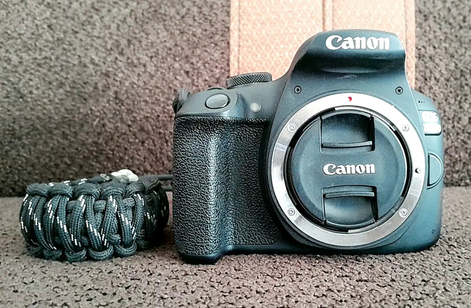 دوربین کانن 2000d دست دو