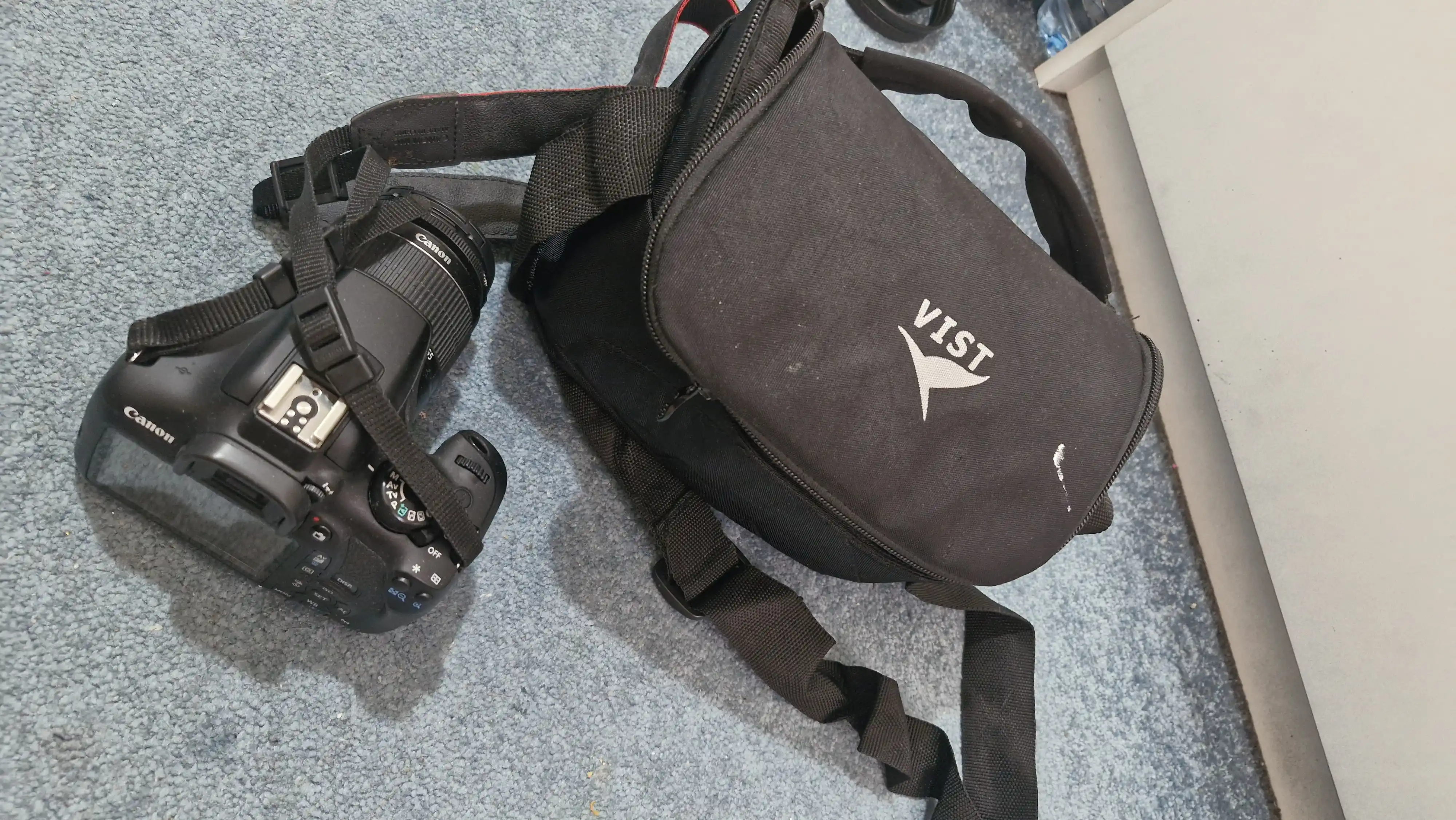 دوربین کنون eos 1300D دست دو