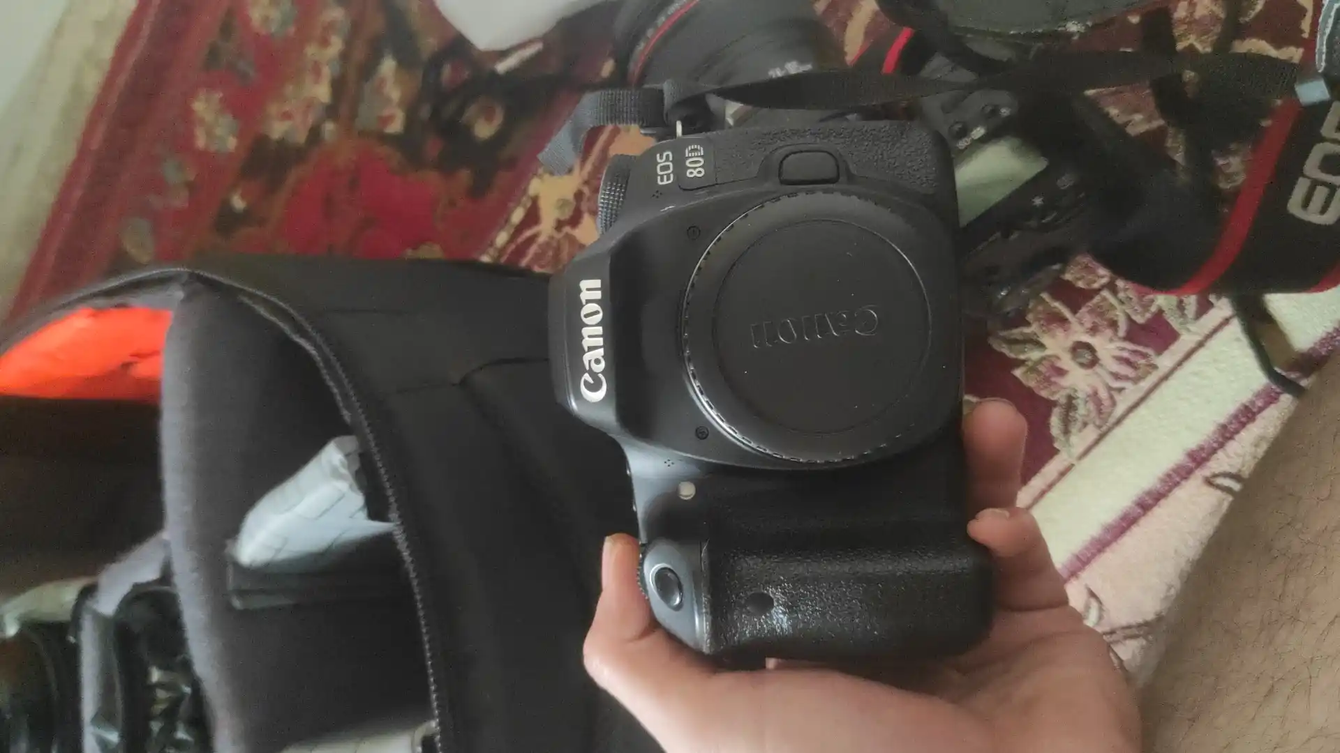 دوربین canon 80d دست دو