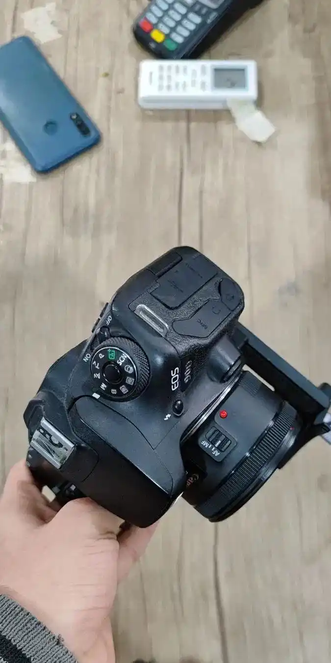 دوربین کنون 90D دست دو