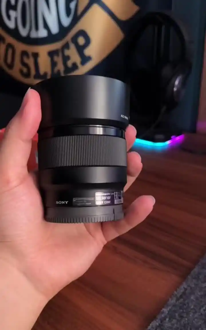 لنز سونی  در حد اکبند 50mm 1.8 دست دو