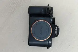 سونی R2 بهمراه گریپ و لنز سونی ۵۰ میلی متری1/8 دست دوم