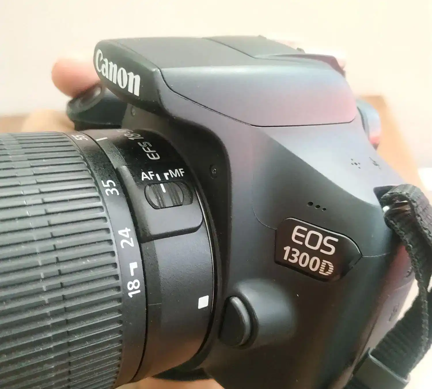 دوربین ۱۳۰۰ d دست دو