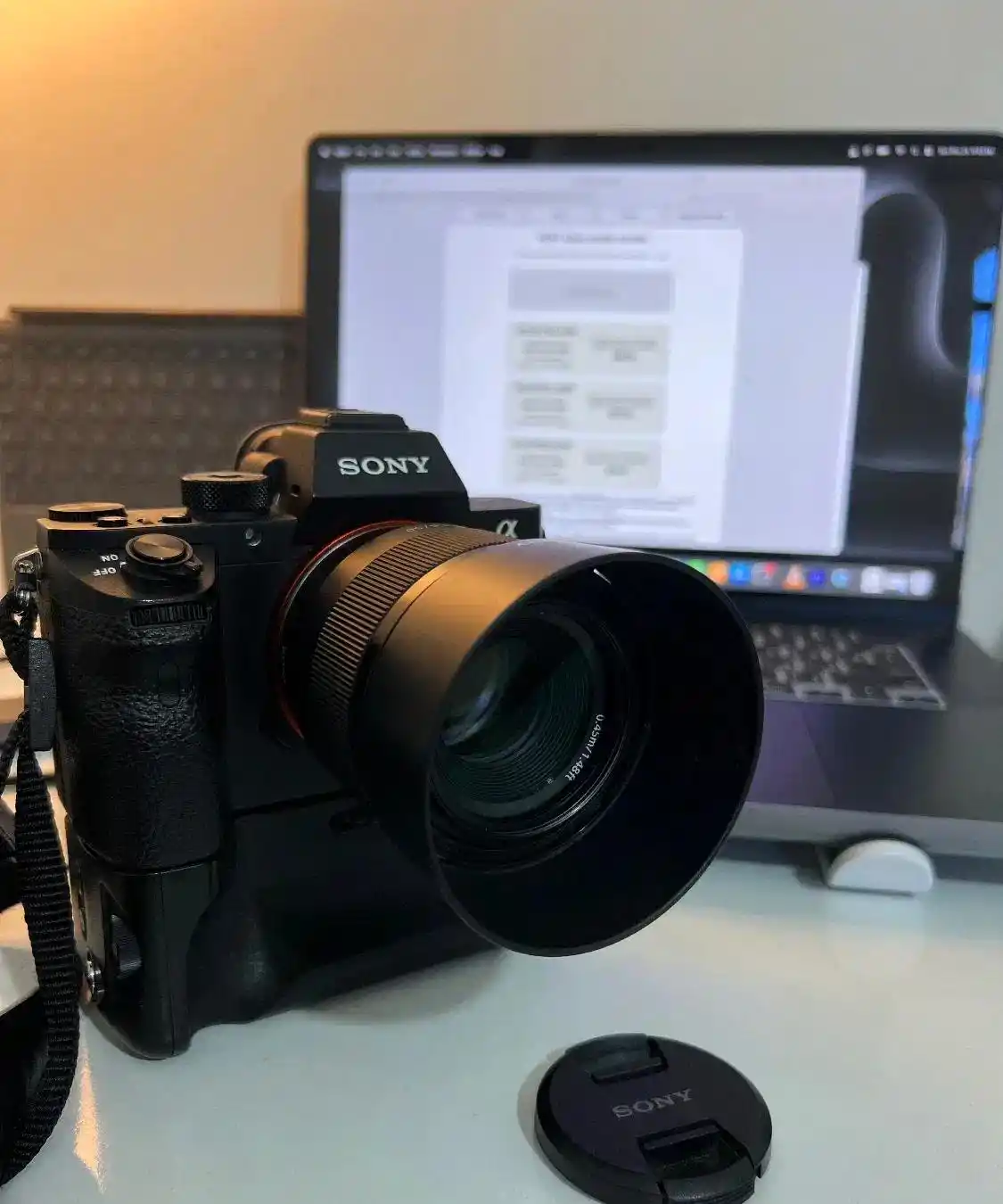 سونی R2 بهمراه گریپ و لنز سونی ۵۰ میلی متری1/8 دست دو