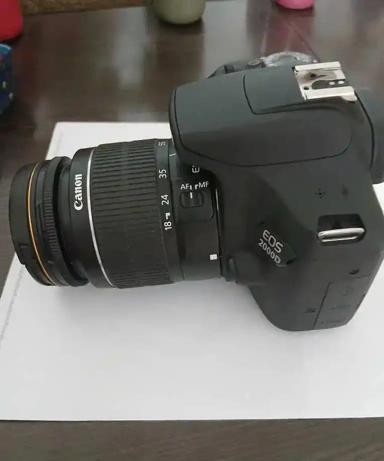 دوربین عکاسی حرفه ای canon 2000D دست دو