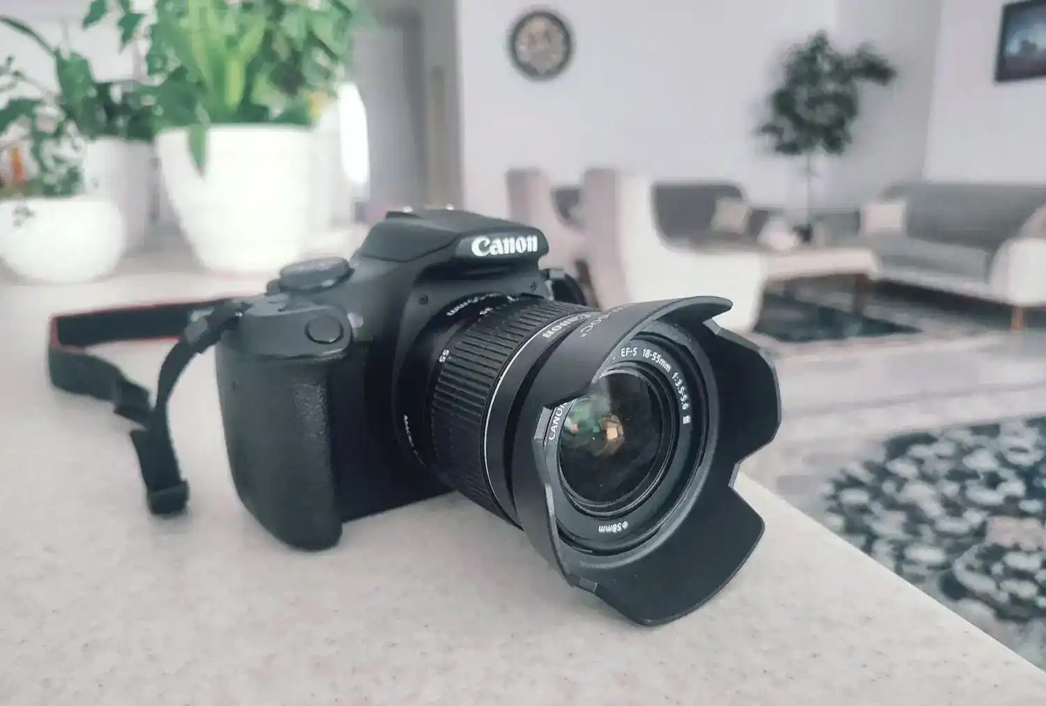 دوربین کنون d2000 همراه با لوازم دست دو