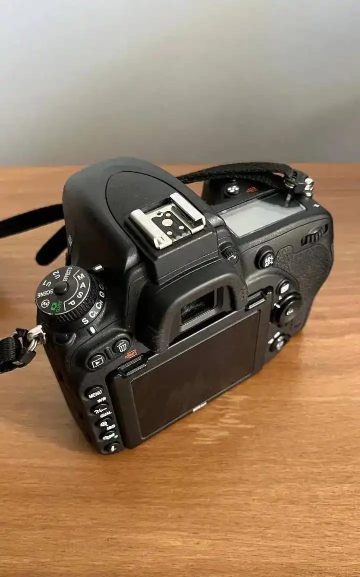 دوربین نیکون d750 با لنز ۵۰ میلی متر اف ۱/۸ دست دو