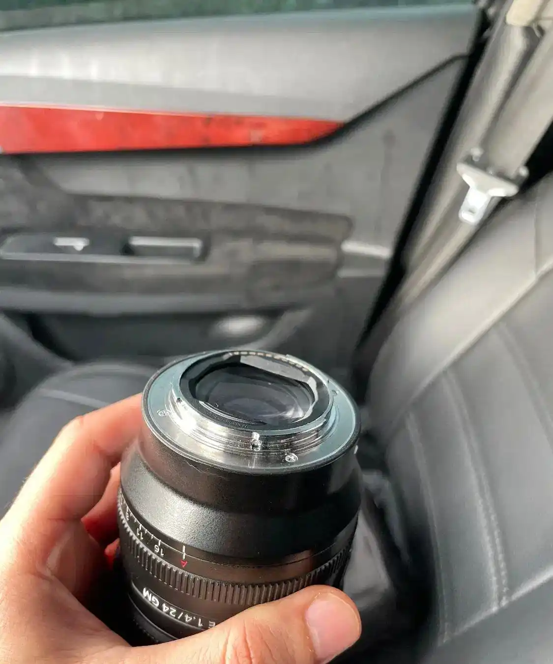 لنز سونی جیمستر 24mm G 1.4 دست دو