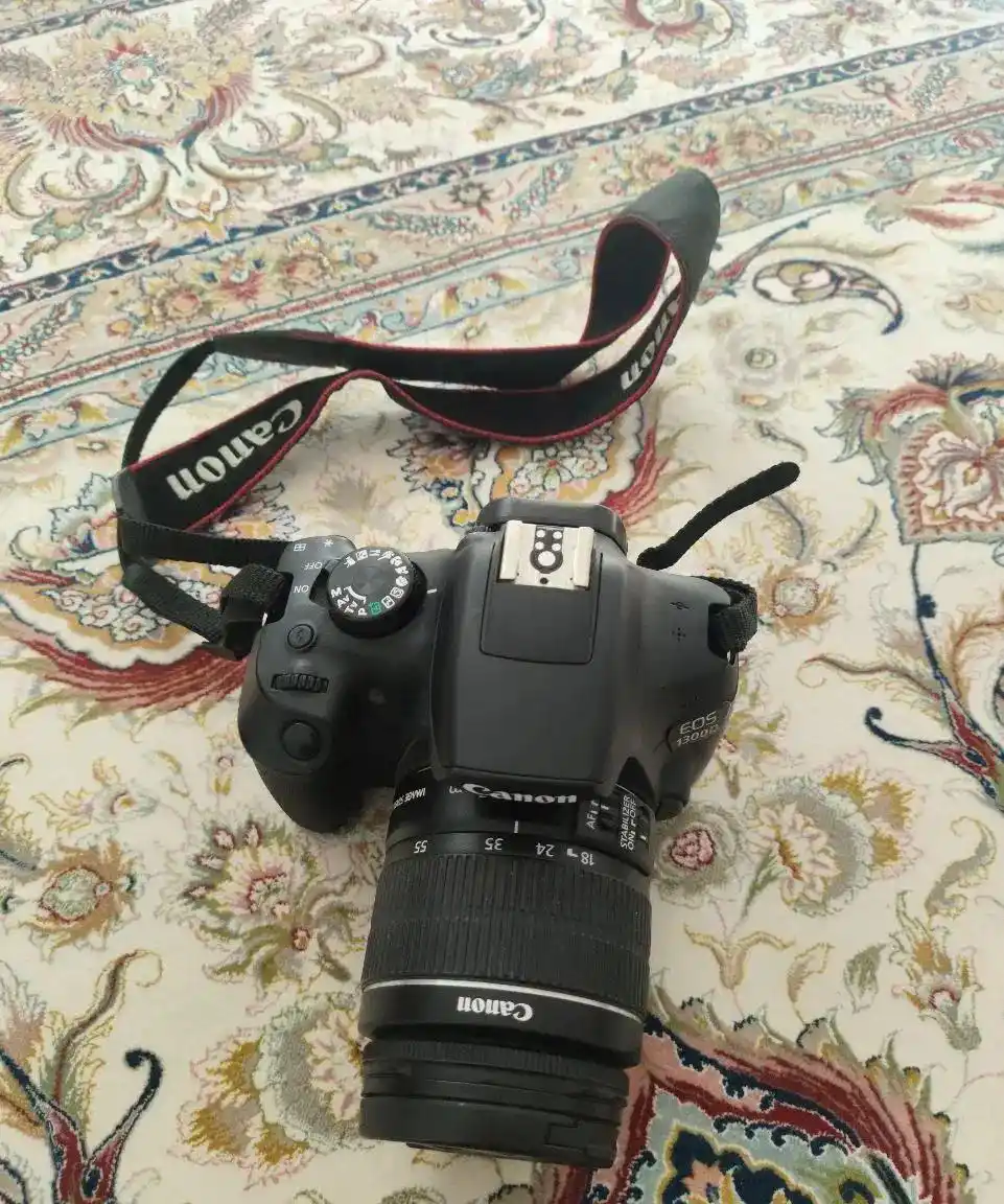 دوربین عکاسی کنون مدل 1300D دست دو