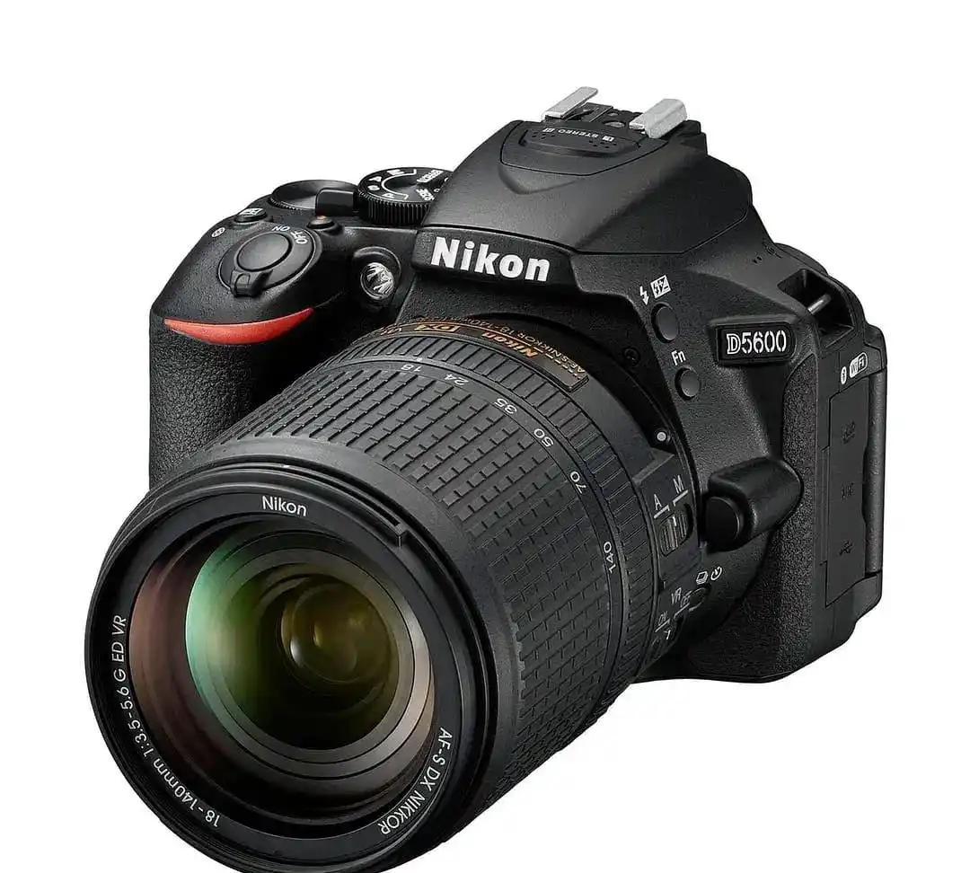 دوربین نیکون ۵۶۰۰ لنز ۱۸ ۵۵ خانگی دست دو