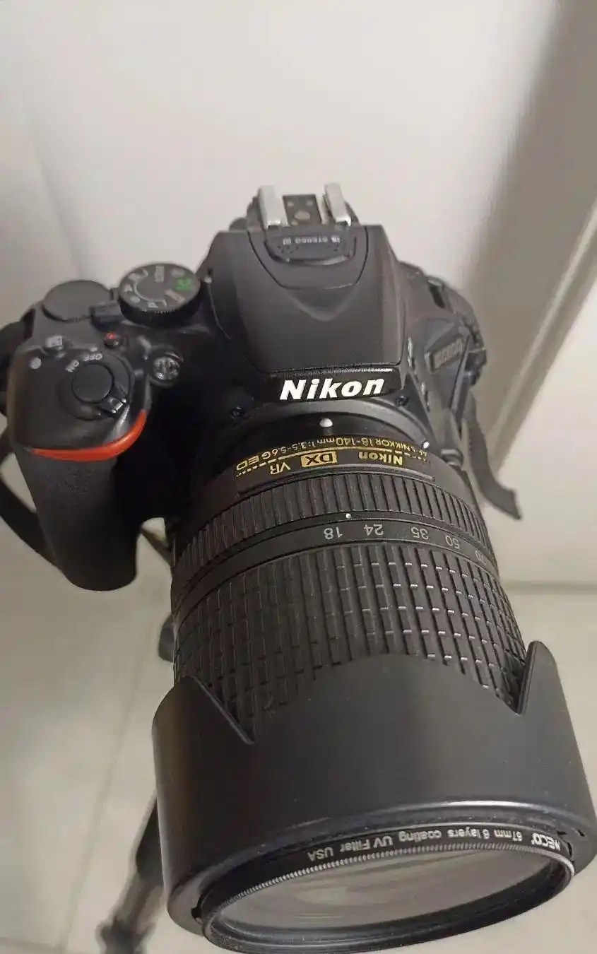 دوربین نیکون d5600 با لنز ۱۸ ۱۴۰ دست دو