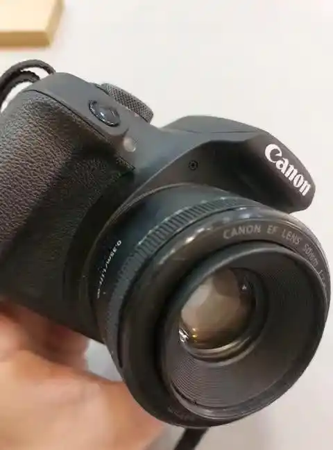 دوربین Canon 2000D دست دو