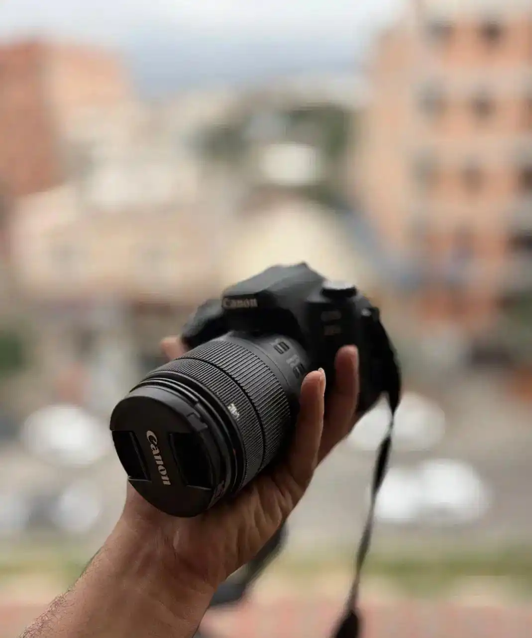 کنون 77D دست دو