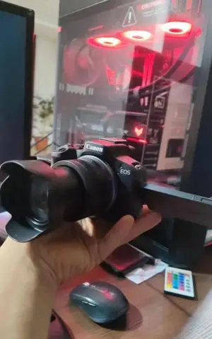 دوربین بدون آینه کانن EOS R50 با لنز 18-45 و رم۱۲۸ دست دوم