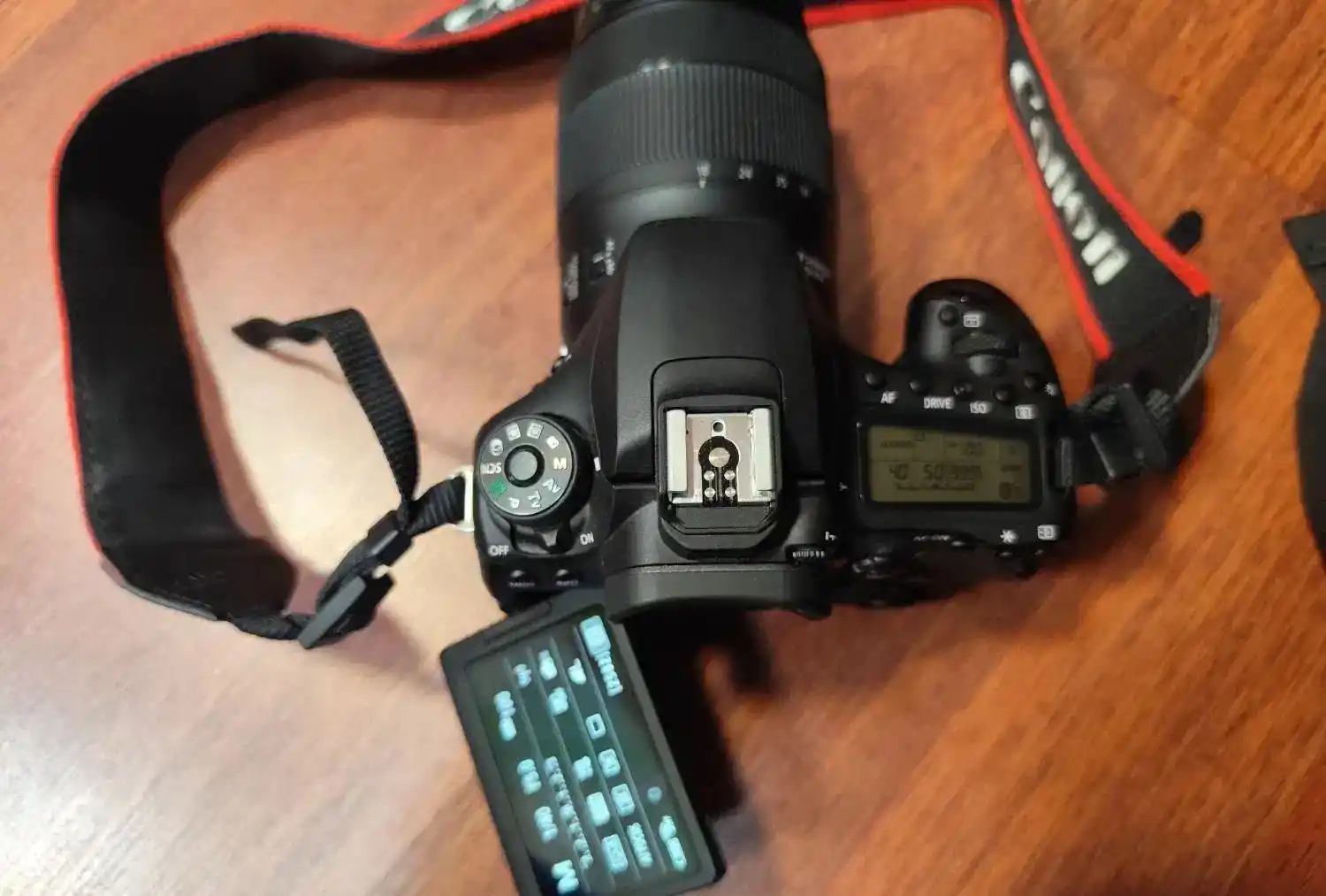 دوربین 90D کانن دست دو