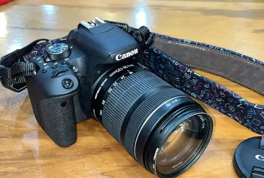 دوربین کنون800D دست دو