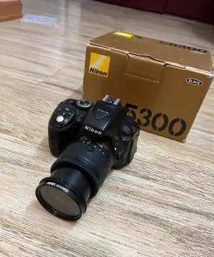 دوربین عکاسی نیکون D5300 با لنز 18-140+کیف+رم دست دوم
