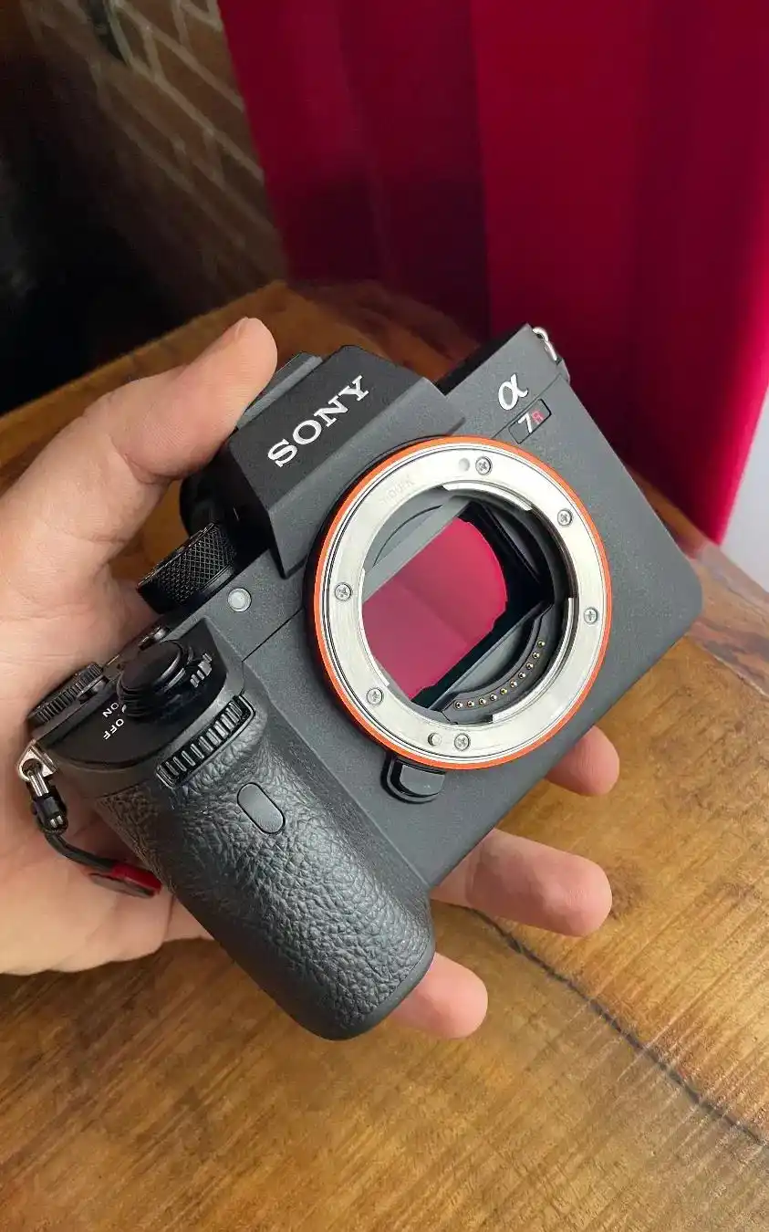 Sony a7 RiiiA  دوربین سونی دست دو