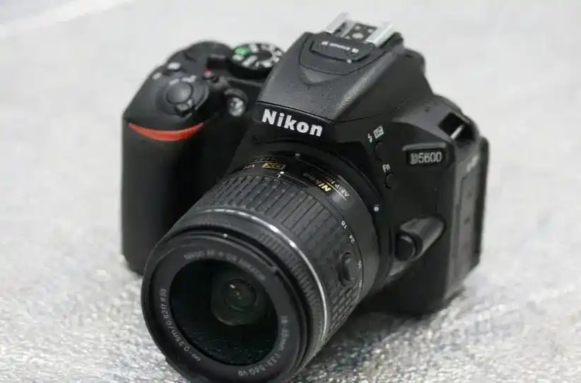 دوربین عکاسی نیکون D5600 دست دو