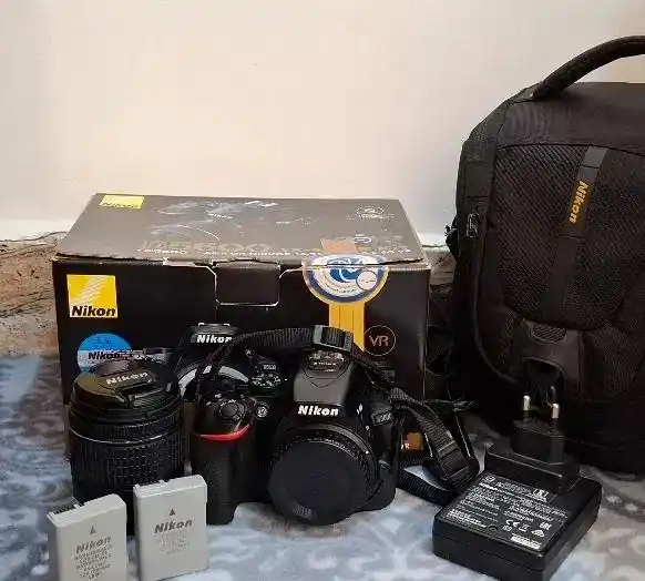 دوربین  حرفه ای و ۲ تا لنز به همراه وسایل جانبی دست دو