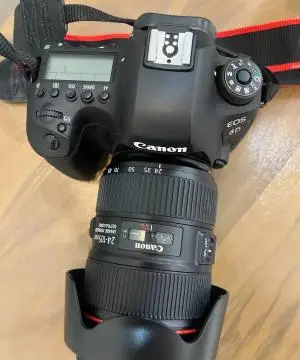 دوربین عکاسی و لنز و کلیه تجهیزات( خواندن توضیحات) دست دوم