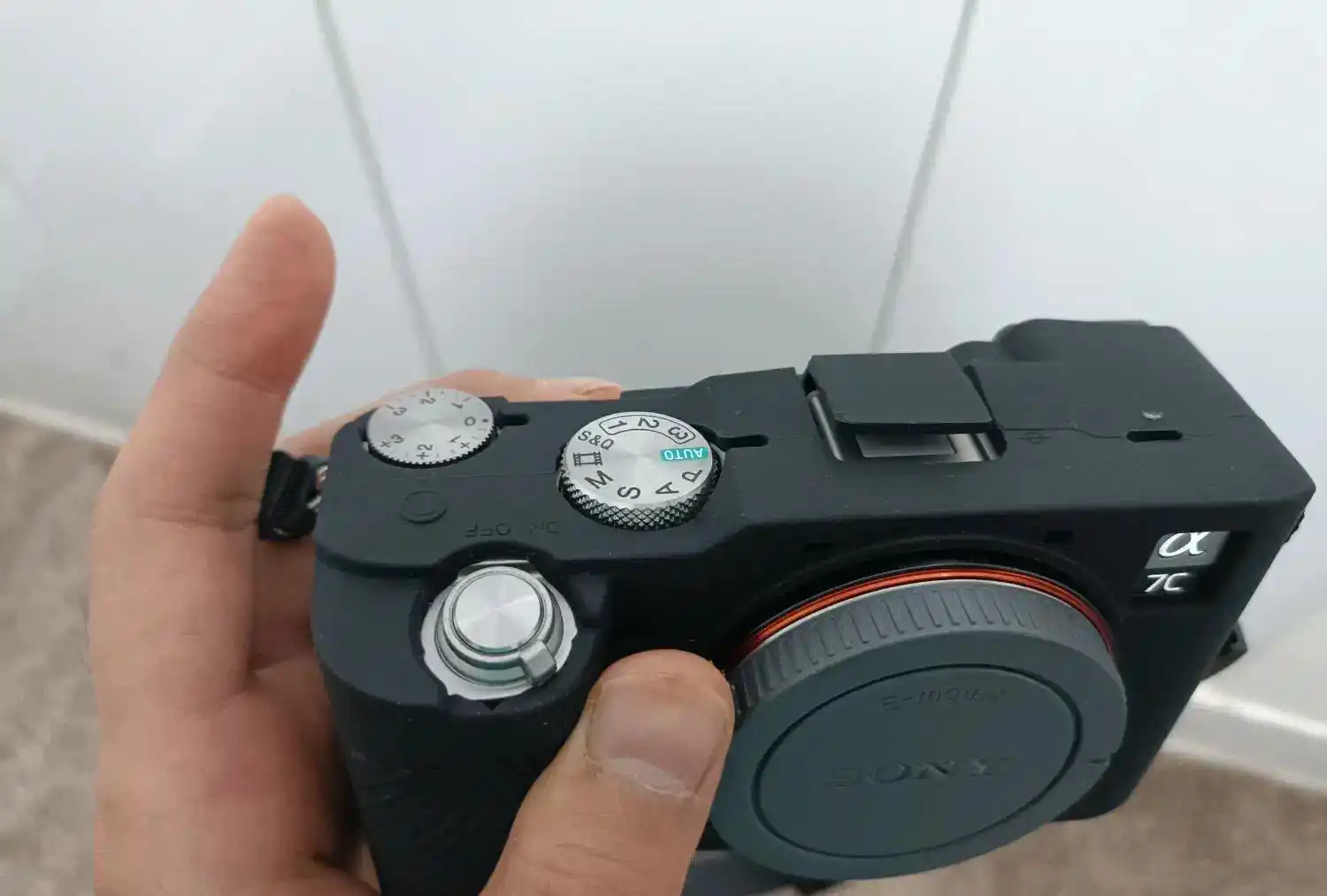 بادی دوربین a7c در حد آکبند فقط ۴۰ شات دست دو