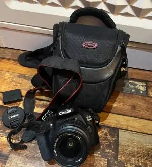 دوربین کانن 1300D  با لنز 18-135 کاملا سالم دست دوم