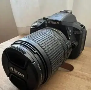دوربین نیکون d5300 به همراه لنز 18-140 میلیمتر دست دوم