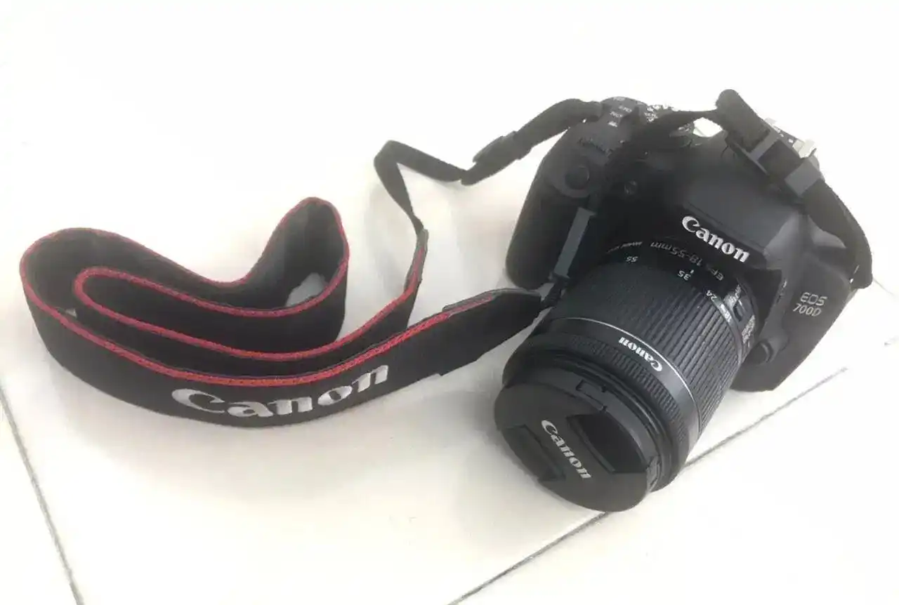 دوربین کانن D700 دست دو