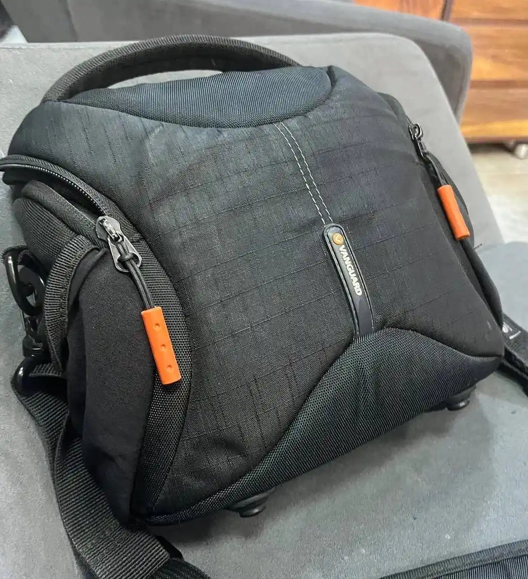 دوربین کانن مدل 200D دست دو