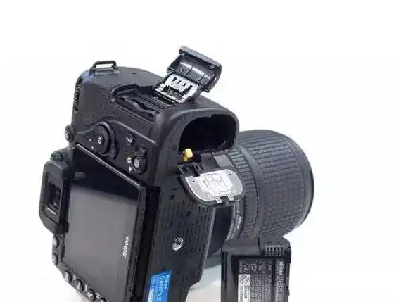 دوربین Nikon مدل D7500 - با لنز 18-140 میلی‌متری دست دو