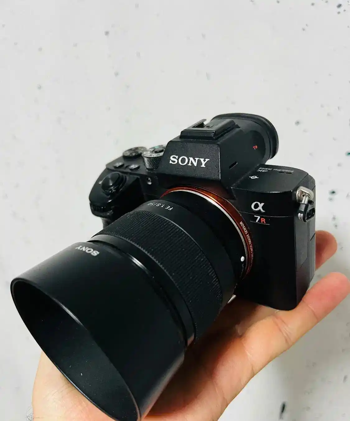 sony a7 RIII دست دو