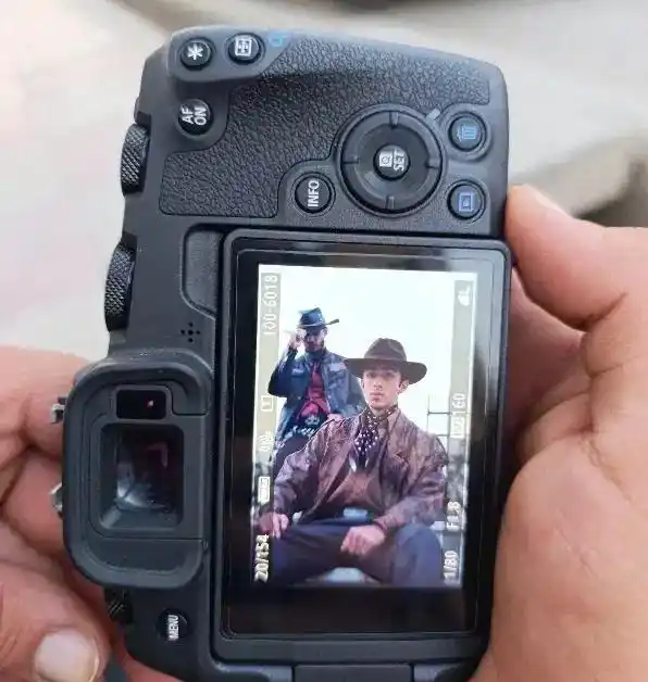 دوربین عکاسی و فیلمبرداری فوق حرفه ای درحد آک دست دو