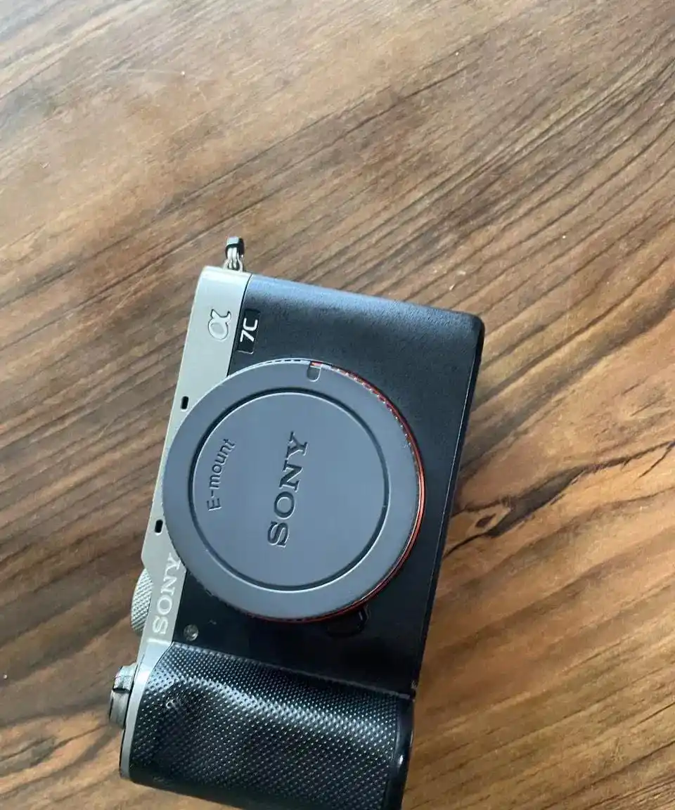 دوربین سونی Sony a7c دست دو