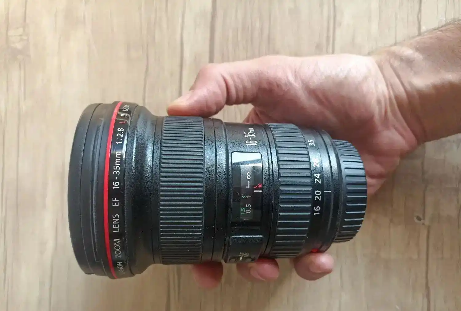 لنز ۱۶ ۳۵ کانن تایپ ۲ دیافراگم ۲.۸ فوق‌العاده تمیز دست دو