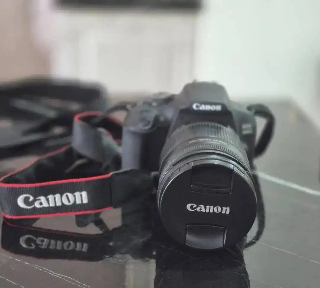 دوربین کانن 2000D با لنز ۱۸ ۲۰۰ دست دو